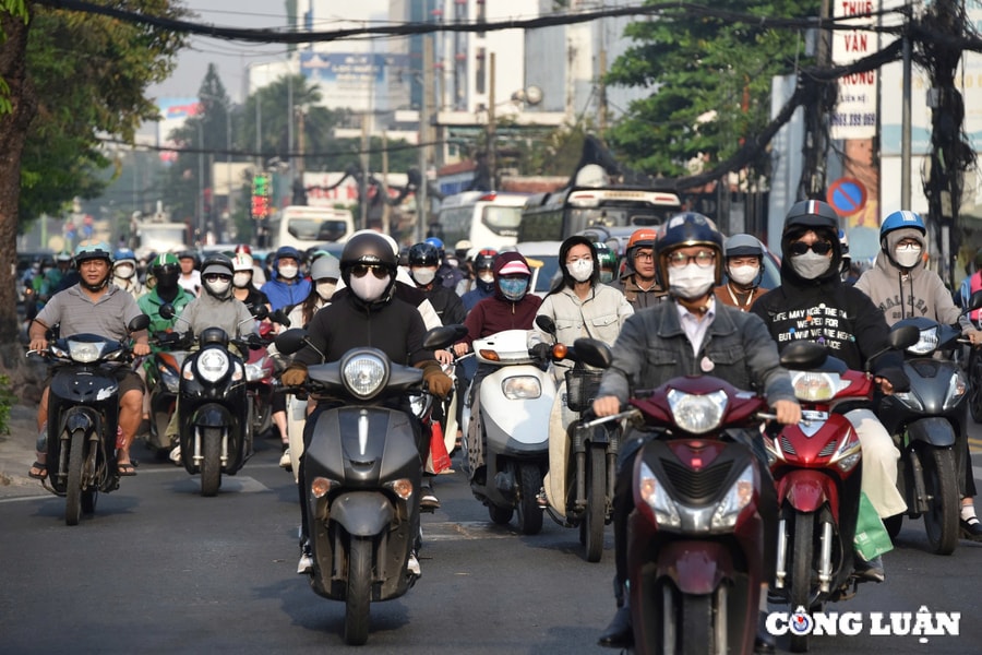 Lưu lượng giao thông tăng cao dịp cuối năm, người dân 'hiến kế' giúp giảm ùn tắc