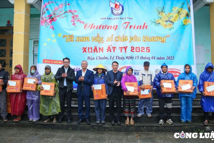 Hội Nhà báo Việt Nam trao 200 phần quà Tết đến hộ nghèo huyện Lệ Thủy, tỉnh Quảng Bình