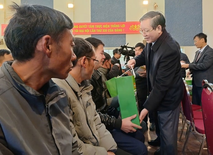 Trung ương Hội Nông dân Việt Nam trao hàng nghìn suất quà trong chương trình “Xuân gắn kết – Tết Nông dân”