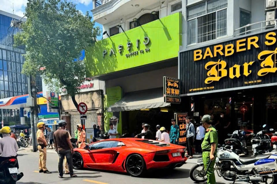 Tài xế có biểu hiện bất thường, cố thủ trong xe Lamborghini ở TP HCM