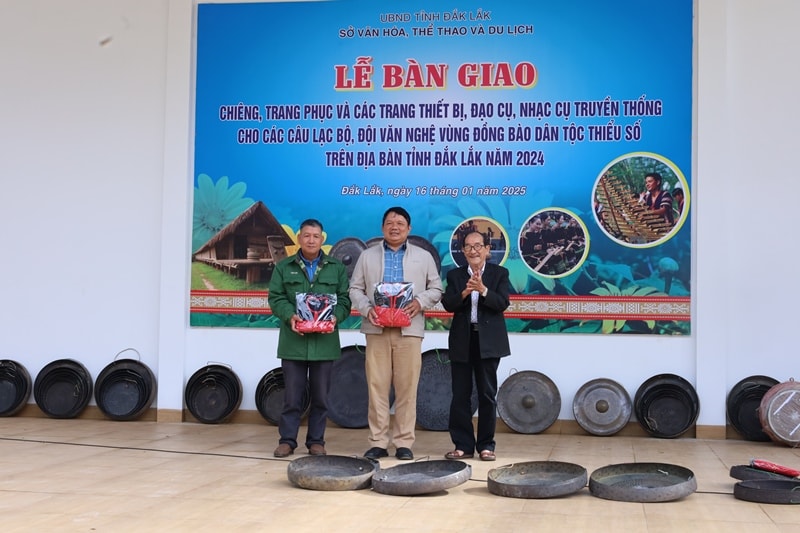 Trao chiêng, tặng áo: Đắk Lắk hỗ trợ thiết thực cho văn hóa dân gian