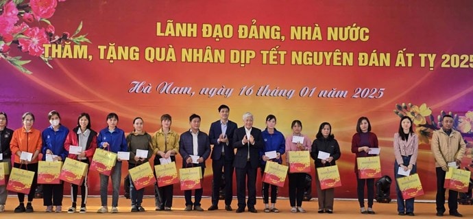 Chủ tịch Ủy ban Trung ương MTTQ Việt Nam Đỗ Văn Chiến thăm, tặng quà Tết tại Hà Nam