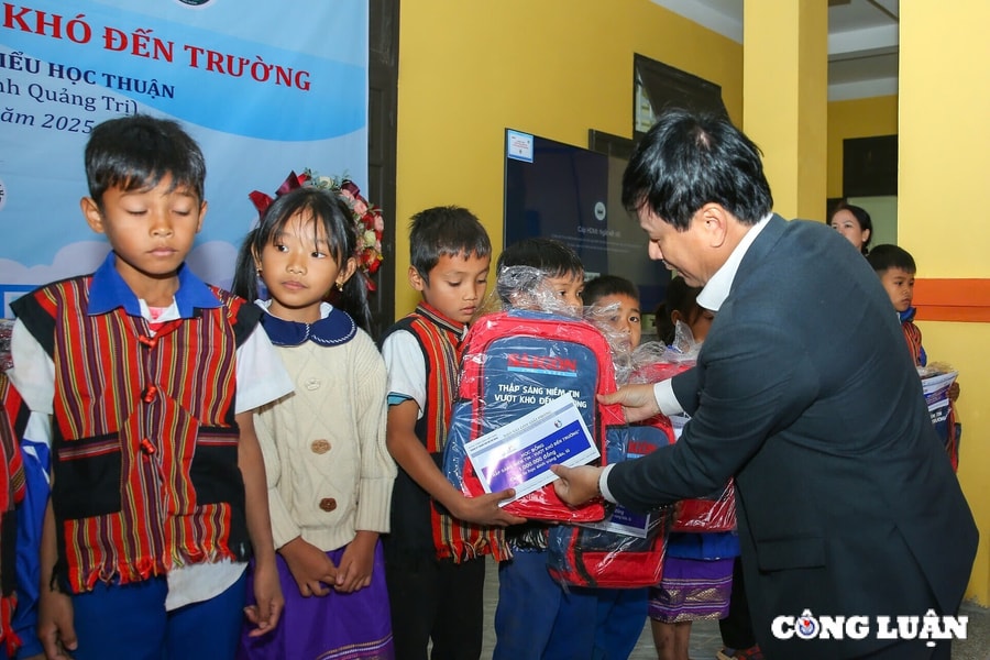 Chương trình "Tết sum vầy, sẻ chia yêu thương” đến với người dân huyện miền núi Hướng Hóa, tỉnh Quảng Trị