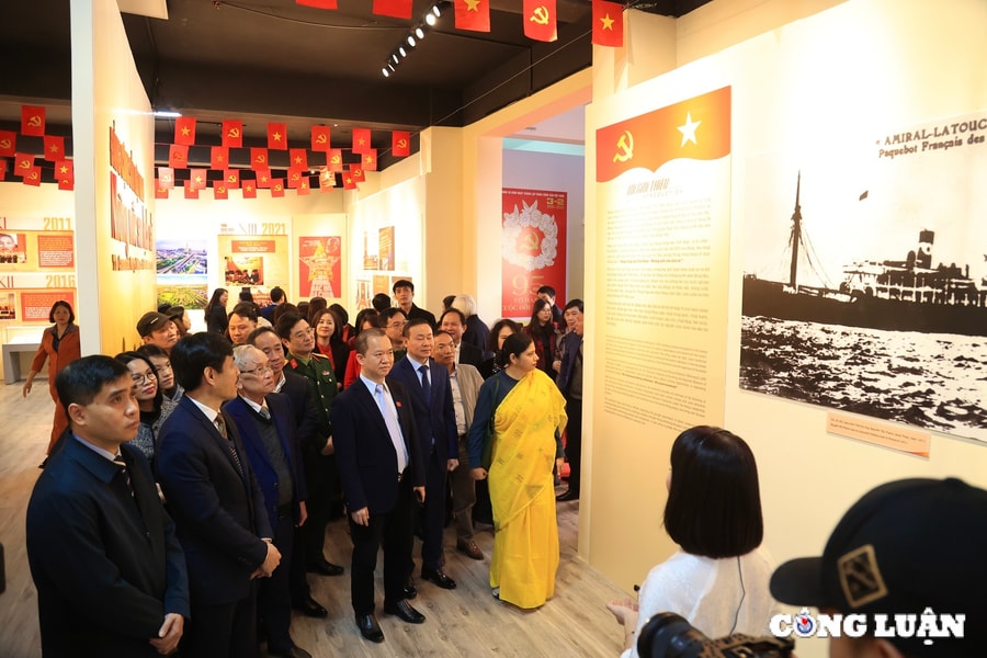 Trưng bày chuyên đề 'Đảng Cộng sản Việt Nam - Những mốc son lịch sử'