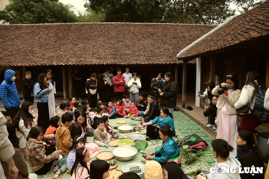 Du khách thích thú trải nghiệm Tết truyền thống tại Bảo tàng Dân tộc học Việt Nam