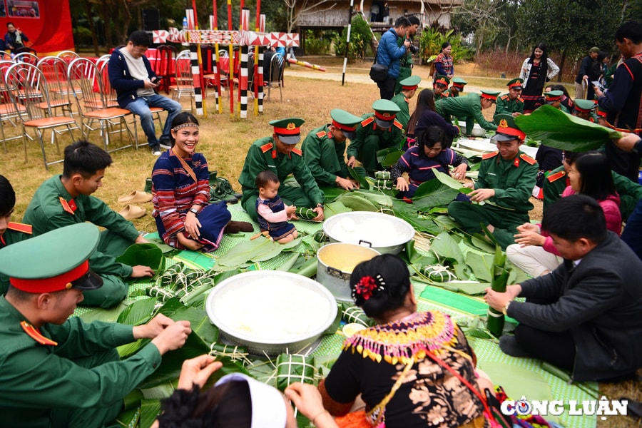Gói bánh chưng đón Tết cùng bộ đội tại Làng Văn hoá – Du lịch các dân tộc Việt Nam