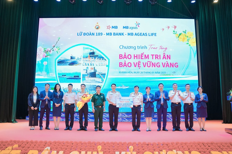 Tặng 1200 gói bảo hiểm ung thư cho cán bộ chiến sĩ Binh chủng Hải quân