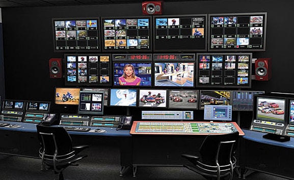 Dự đoán báo chí truyền thông năm 2025: Sụt giảm niềm tin từ công chúng và sự trỗi dậy của người sáng tạo