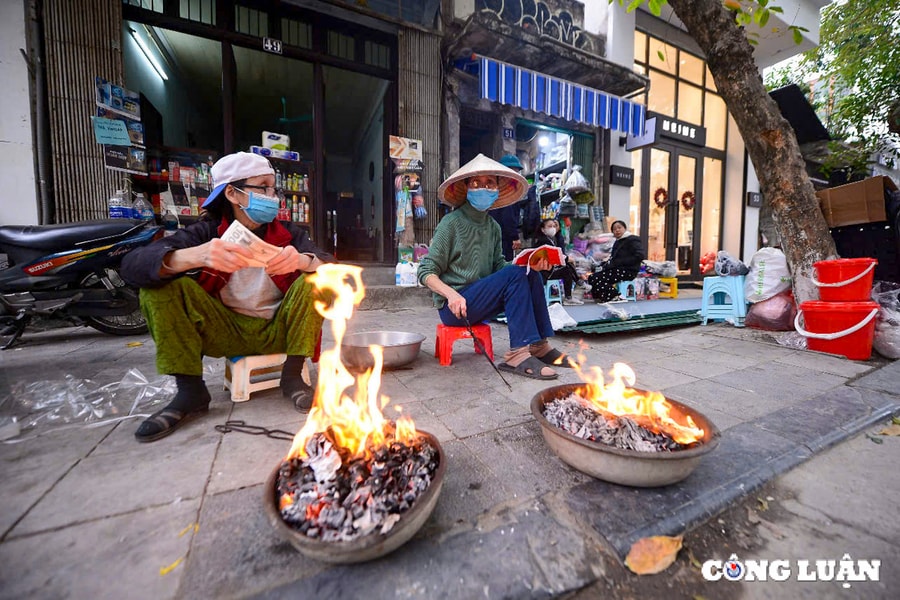 Tiễn ông Công, ông Táo về trời, nhiều tuyến đường Thủ đô 'rực lửa' vì đốt vàng mã