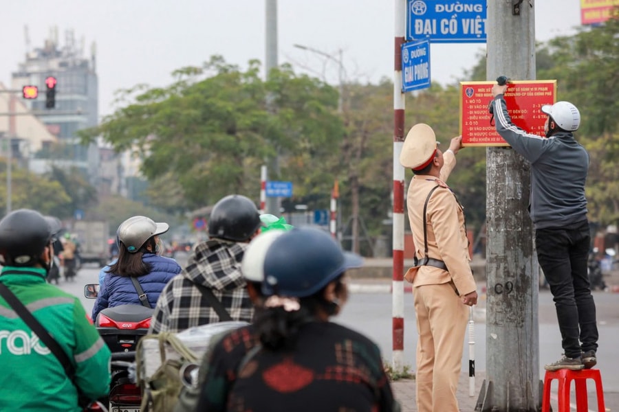 Lắp biển tuyên truyền về mức phạt vi phạm giao thông tại nhiều nút giao ở Thủ đô