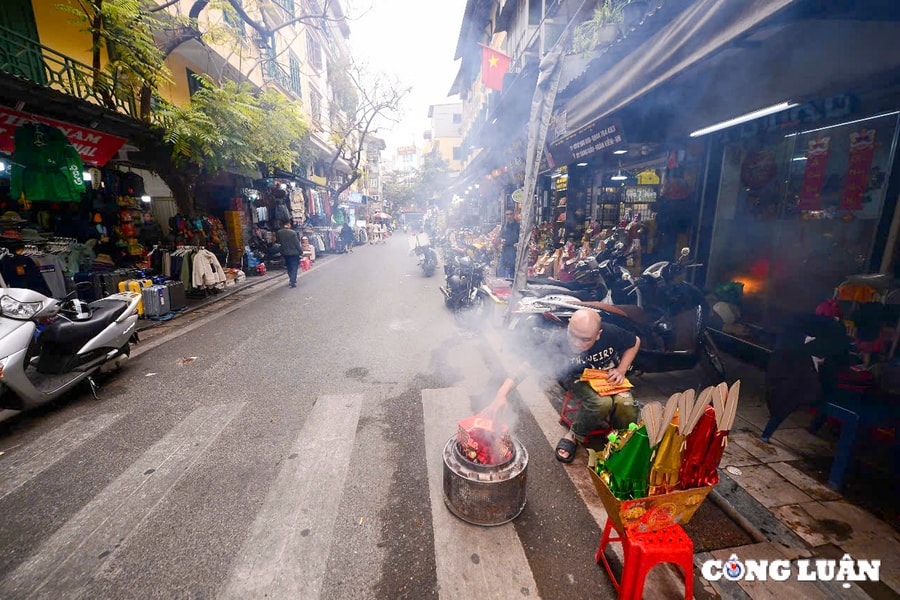 Tết Nguyên đán 2025: Phòng cháy chữa cháy khi thắp hương, đốt vàng mã