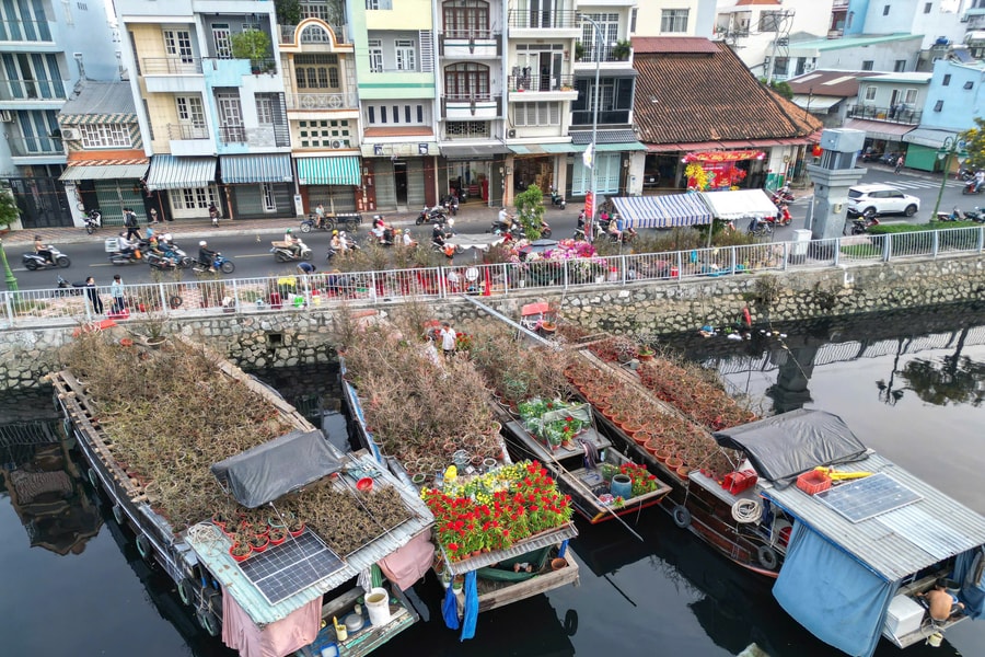 Rộn ràng chợ hoa xuân 'trên bến dưới thuyền' ở TP HCM ngày cận Tết