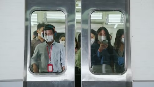 Các nữ sinh Nhật Bản bị quấy rối trên tàu điện ngầm sẽ được phép thi lại