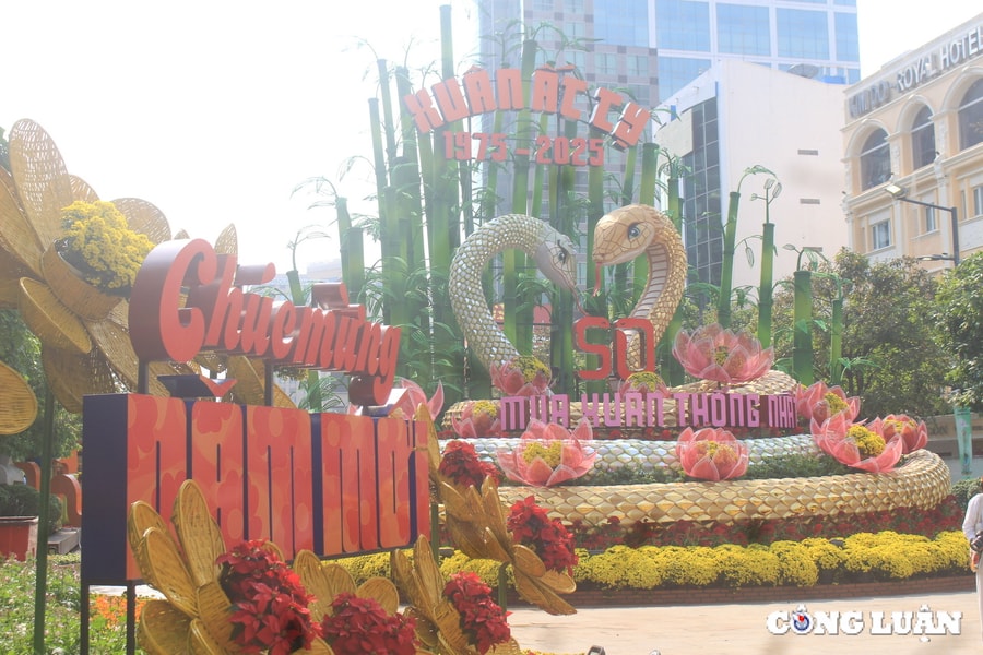 TPHCM: Đường hoa Nguyễn Huệ Tết Ất Tỵ 2025 dần lộ diện đầy ấn tượng