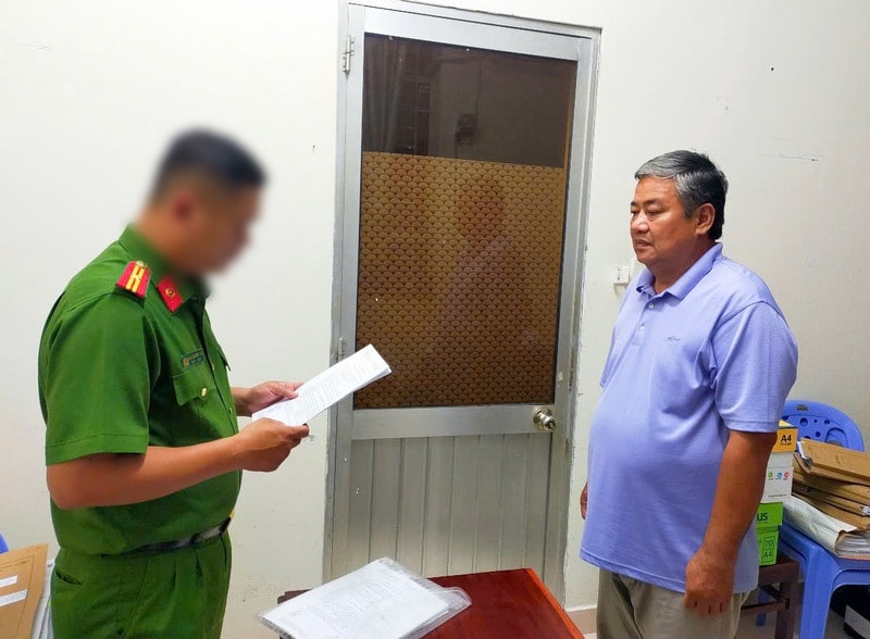 Bắt tạm giam 2 cựu cán bộ tín dụng ngân hàng về hành vi nhận hối lộ