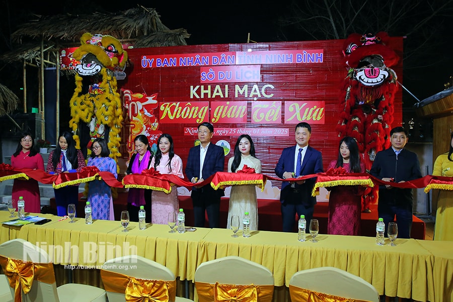 Trải nghiệm 'Không gian chợ Tết xưa' tại Phố cổ Hoa Lư, Ninh Bình