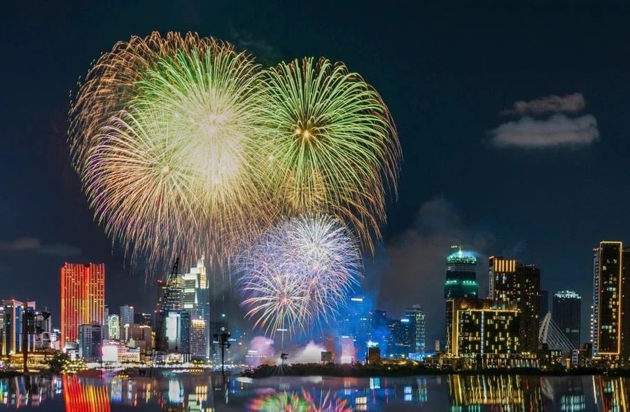 Cả nước rực rỡ pháo hoa và chương trình nghệ thuật đặc sắc đón Giao thừa Ất Tỵ 2025