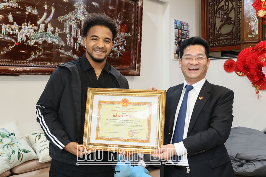 Lãnh đạo tỉnh Nam Định chúc Tết, tặng bằng khen cho cầu thủ Nguyễn Xuân Son