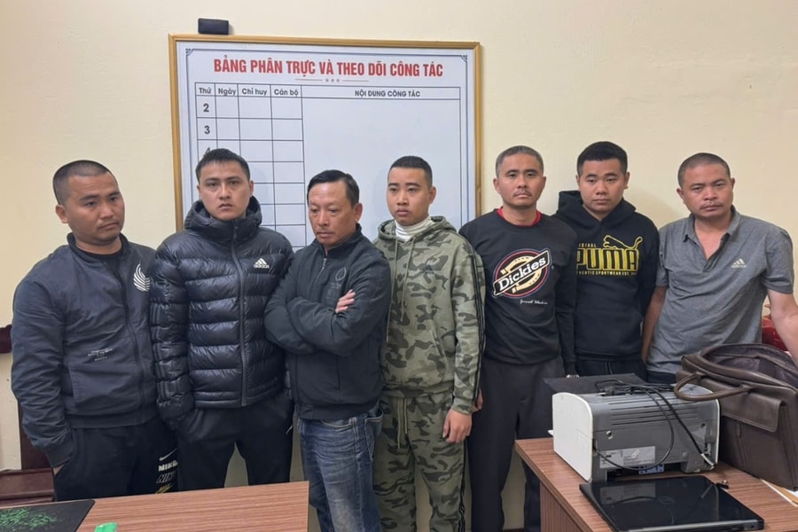 Thanh Hoá: Bắt ổ nhóm "phân lô" vỉa hè bảo kê bán đào Tết