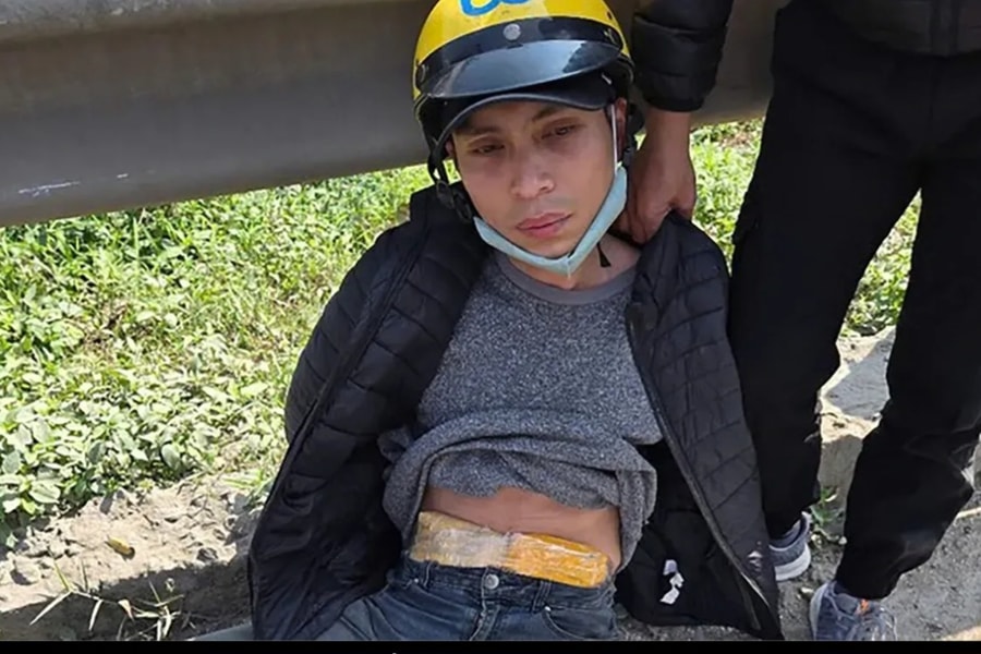 Bắt đối tượng vận chuyển 12.000 viên ma tuý và pháo nổ