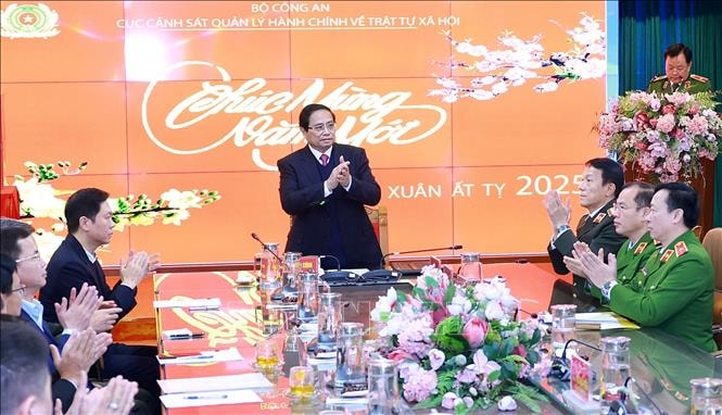 Thủ tướng chúc Tết lực lượng Công an nhân dân