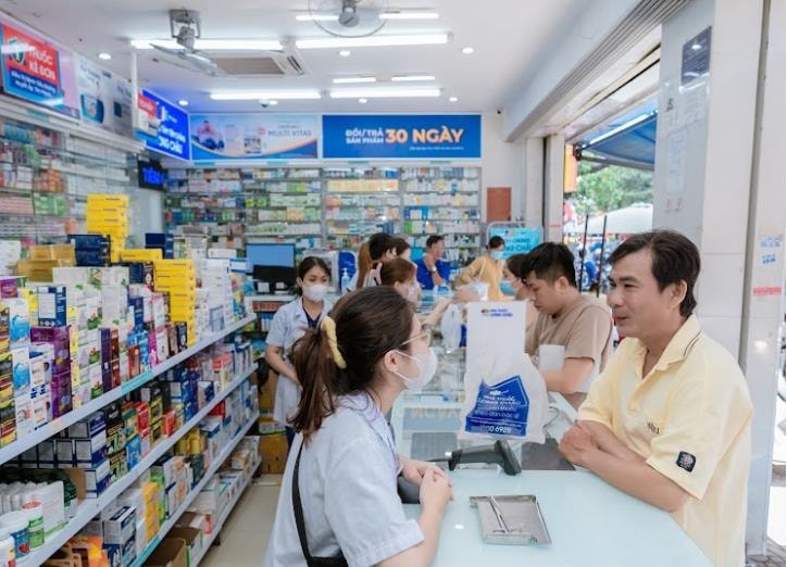 Hàng trăm cửa hàng thuốc vẫn hoạt động xuyên tết Nguyên Đán để phục vụ người dân