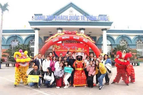 Hàng nghìn du khách "xông đất" Quảng Ninh ngày mùng 1 Tết Ất Tỵ 2025