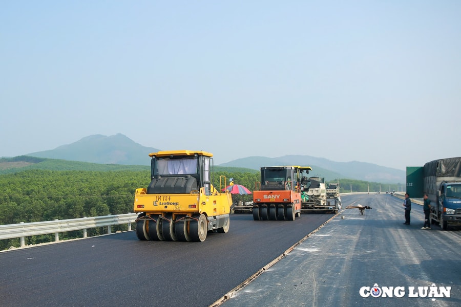 Tết không nghỉ trên công trường cao tốc Bắc - Nam phía Đông