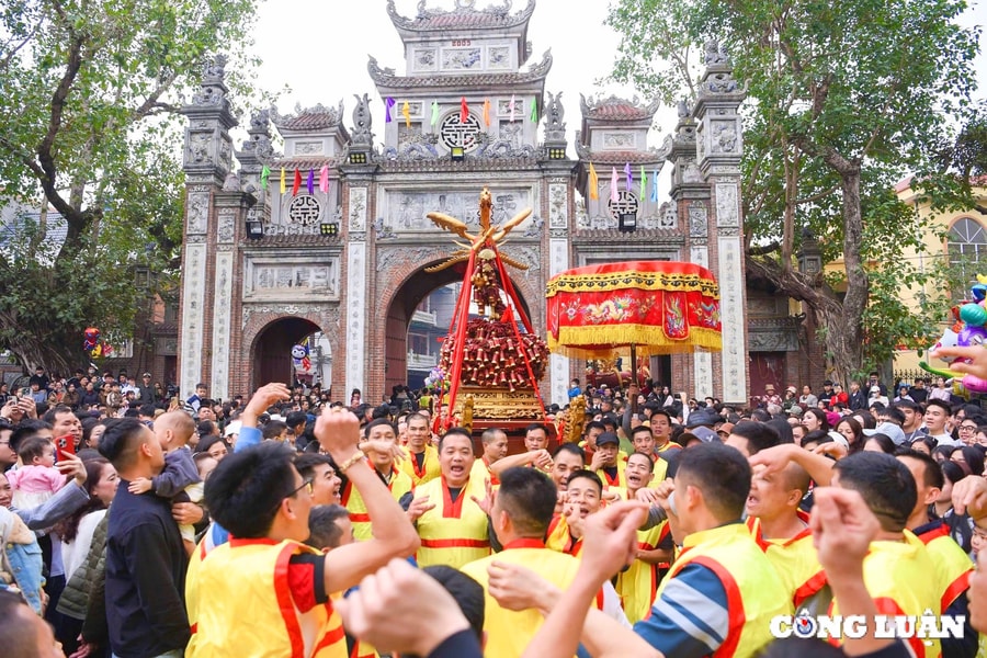 Hàng nghìn người dân về rước pháo tại làng Đồng Kỵ