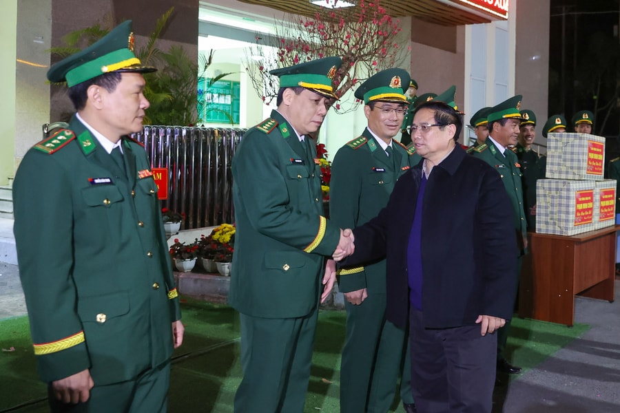 Thủ tướng Phạm Minh Chính thăm, tặng quà, động viên lực lượng Bộ đội Biên phòng tại Lạng Sơn