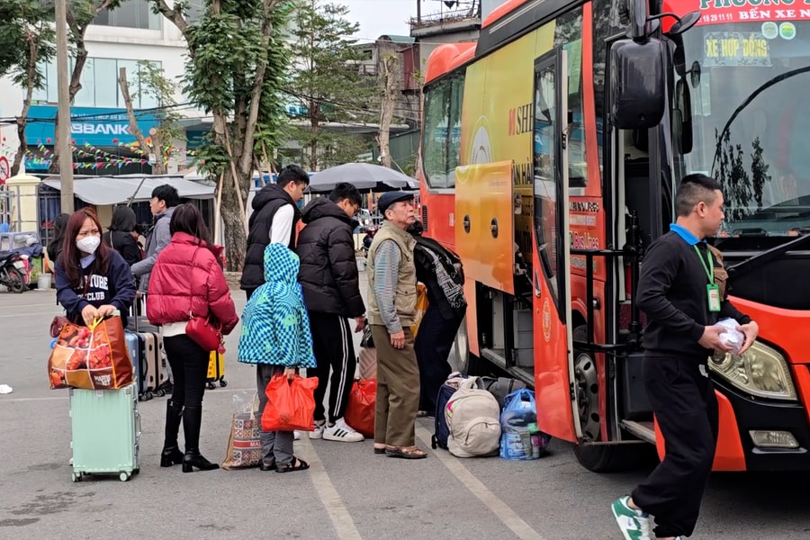 Người dân dậy từ sáng sớm trở lại Hà Nội để tránh ùn tắc