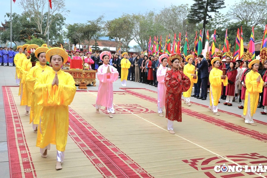 Khai mạc Lễ hội Đền Mẫu Âu Cơ năm 2025: Rộn ràng ngày hội cội nguồn