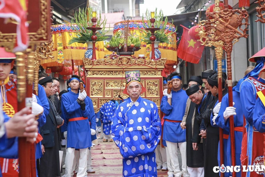 Làng La Phù trải chiếu hoa dài 3km rước Thánh Thành hoàng làng đi qua