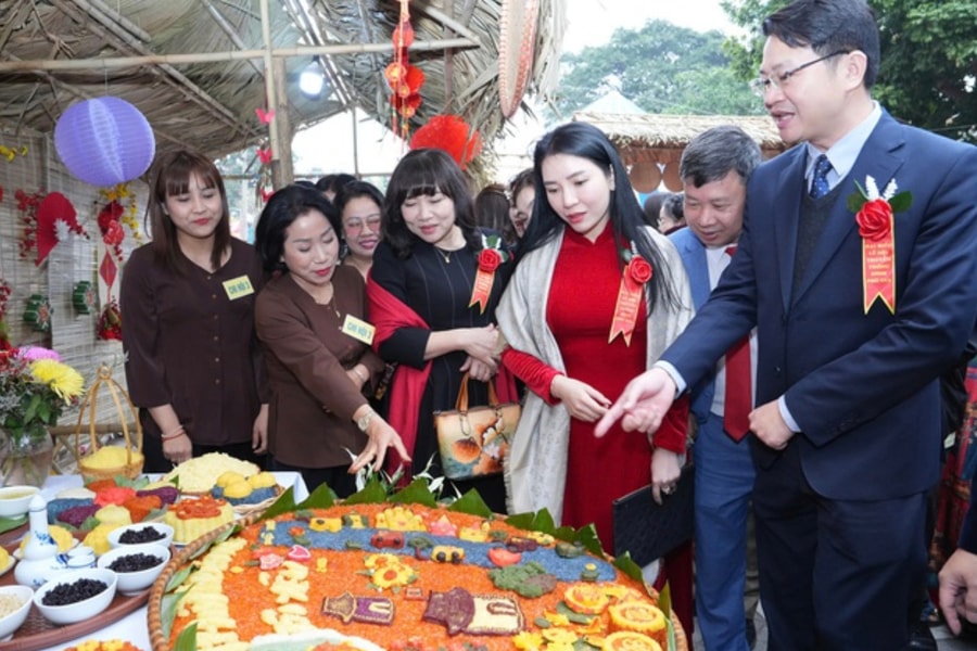 Du khách trải nghiệm Lễ hội Xôi Phú Thượng lần thứ 8 năm 2025