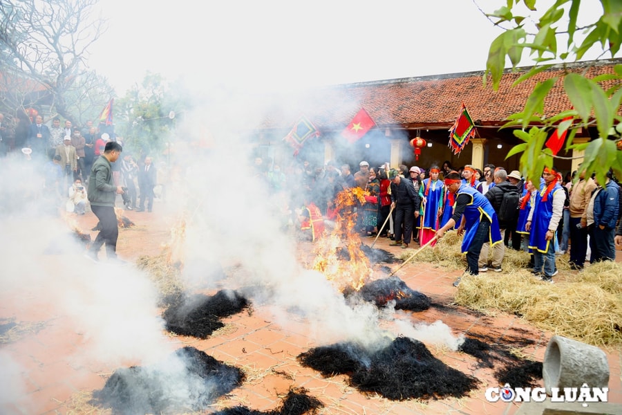 Hàng trăm du khách tham dự hội thổi cơm thi làng Thị Cấm