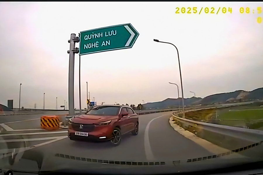 Nữ tài xế đi ngược chiều vào đường dẫn ra cao tốc, đổ lỗi đi theo Google map