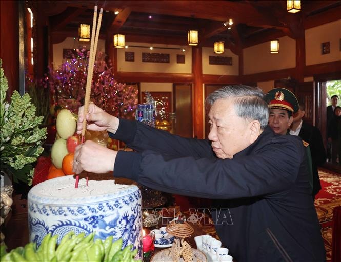 Tổng Bí thư Tô Lâm dâng hương tưởng niệm các Anh hùng liệt sỹ tại Nghĩa trang Vị Xuyên