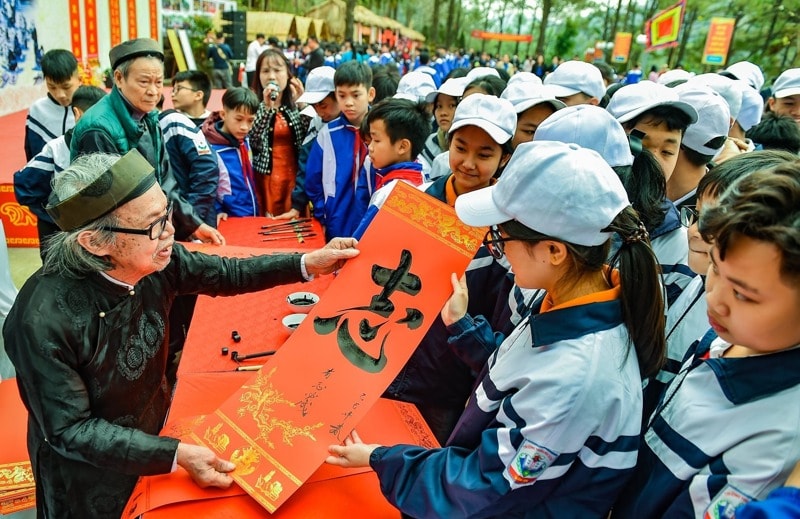 Lễ khai bút đầu xuân tại đền thờ thầy giáo Chu Văn An