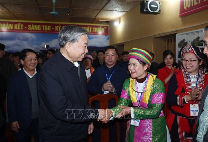 Tổng Bí thư thăm, tặng quà gia đình chính sách và tham gia các chương trình văn hóa địa phương tại Hà Giang