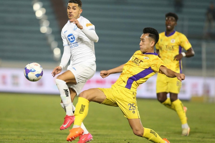 Tuấn Hải bị thẻ đỏ, Hà Nội FC thua ngược Thép Xanh Nam Định