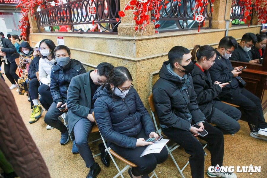 Giá vàng bất ngờ giảm trước ngày vía Thần Tài, người dân vẫn xếp hàng bán "chốt lời"