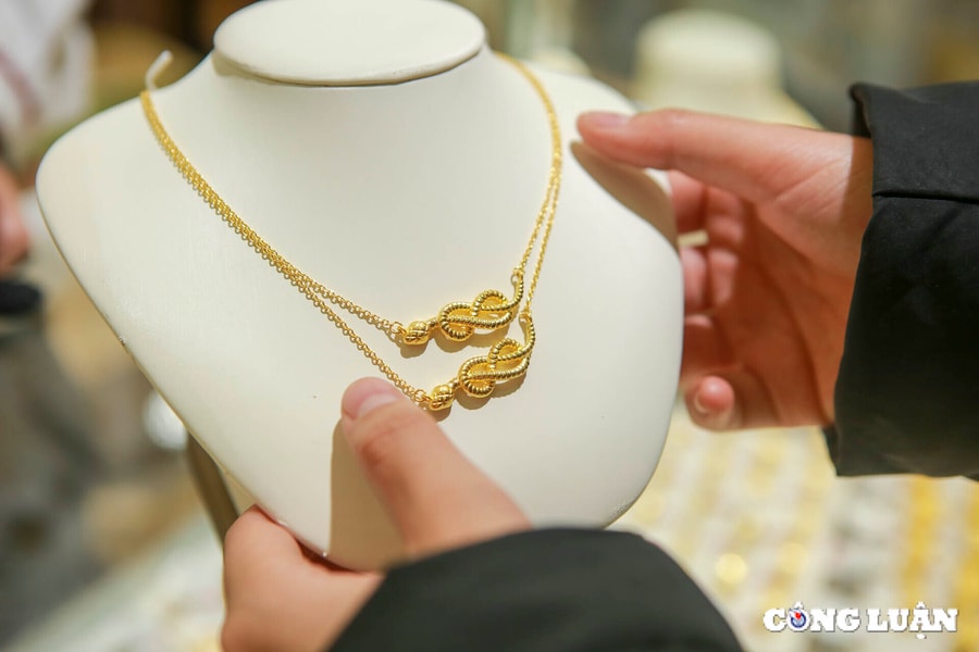 Sát ngày vía Thần Tài, sản phẩm linh vật rắn 'hút' người dân Thủ đô