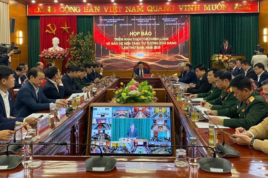 Các tác phẩm dự thi cần kết hợp nhuần nhuyễn giữa lý luận và thực tiễn, giữa “xây” và “chống”