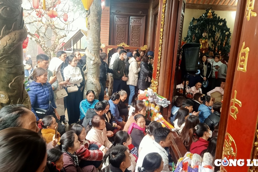 Thanh Hoá: Dòng người chật kín trong ngày đầu tiên mở "cổng trời" Am Tiên