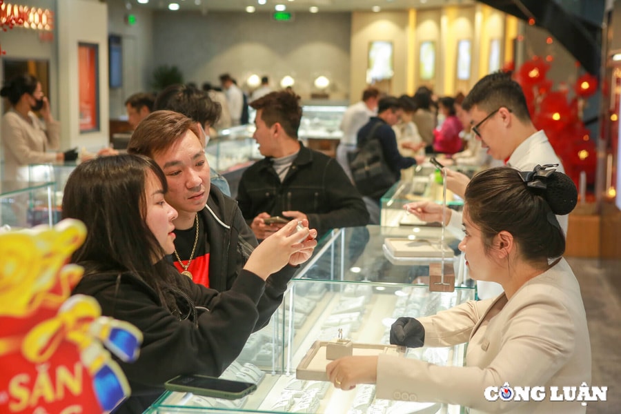 Hà Nội: Nhộn nhịp người dân đi mua bán vàng trước ngày vía Thần Tài