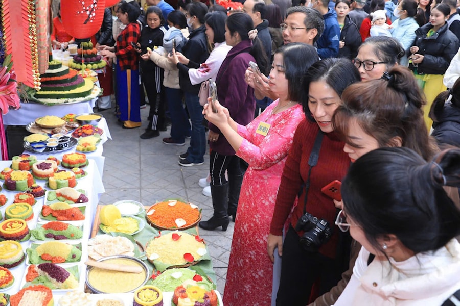 Người dân Thủ đô nô nức đổ về làng Phú Gia trẩy hội