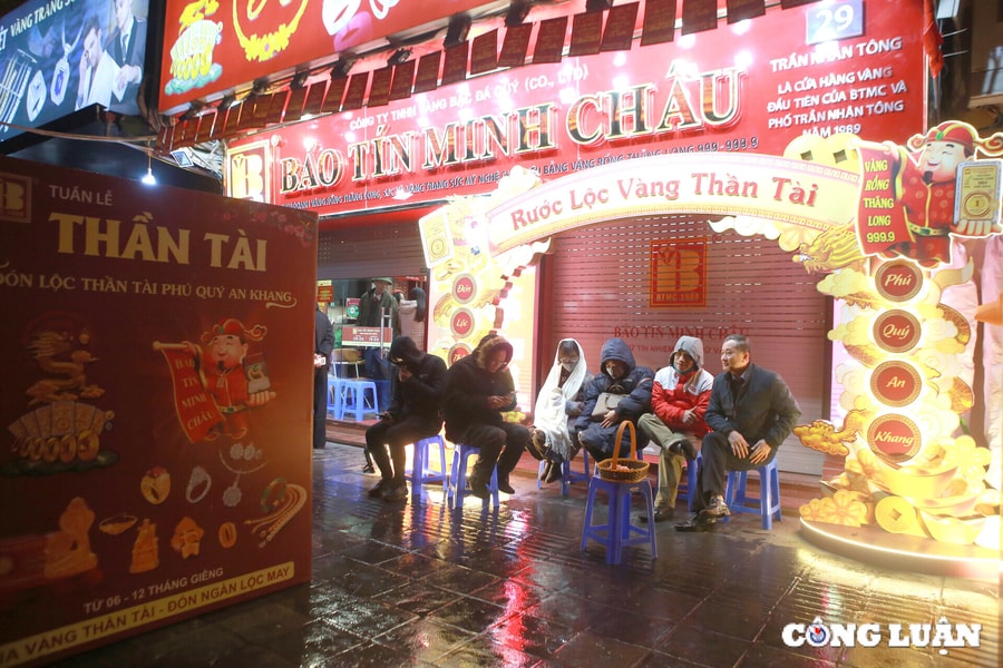 Hà Nội: 'Phố vàng' vắng vẻ, một vài người ngồi từ 3h sáng chờ mua
