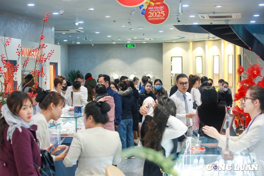 Hà Nội: Các tiệm vàng nhộn nhịp khách hàng ngày vía Thần Tài