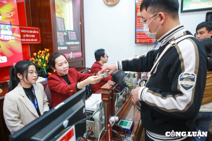 Ngày vía Thần Tài: Một người bán gần 5 chỉ vàng, trong khi hàng trăm người xếp hàng chờ mua