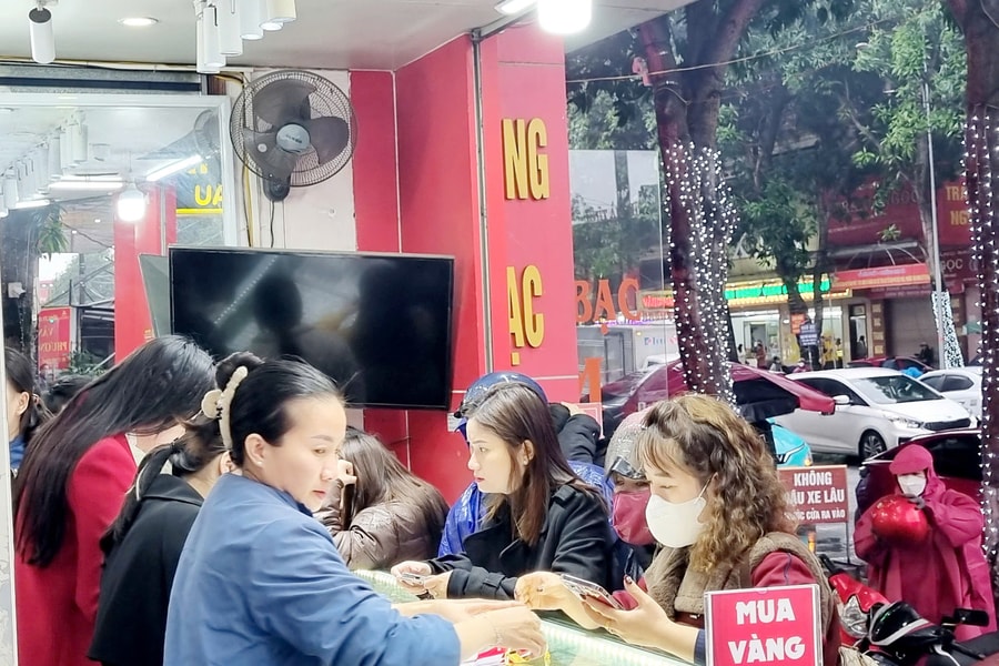 Người dân 'đội mưa' mua vàng ngày vía Thần Tài ở Hà Tĩnh